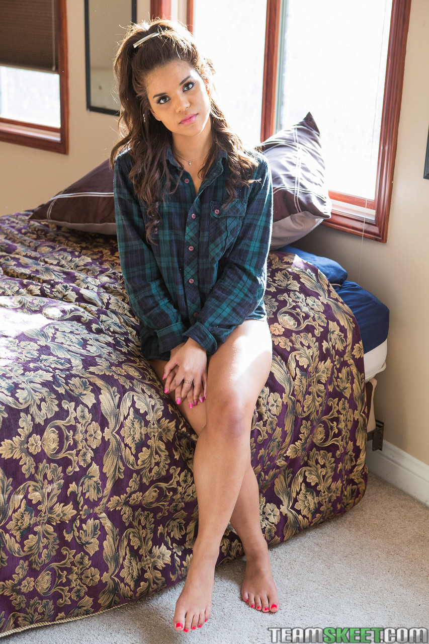 加布里埃拉·福特掰开阴唇让小奶头被精液覆盖