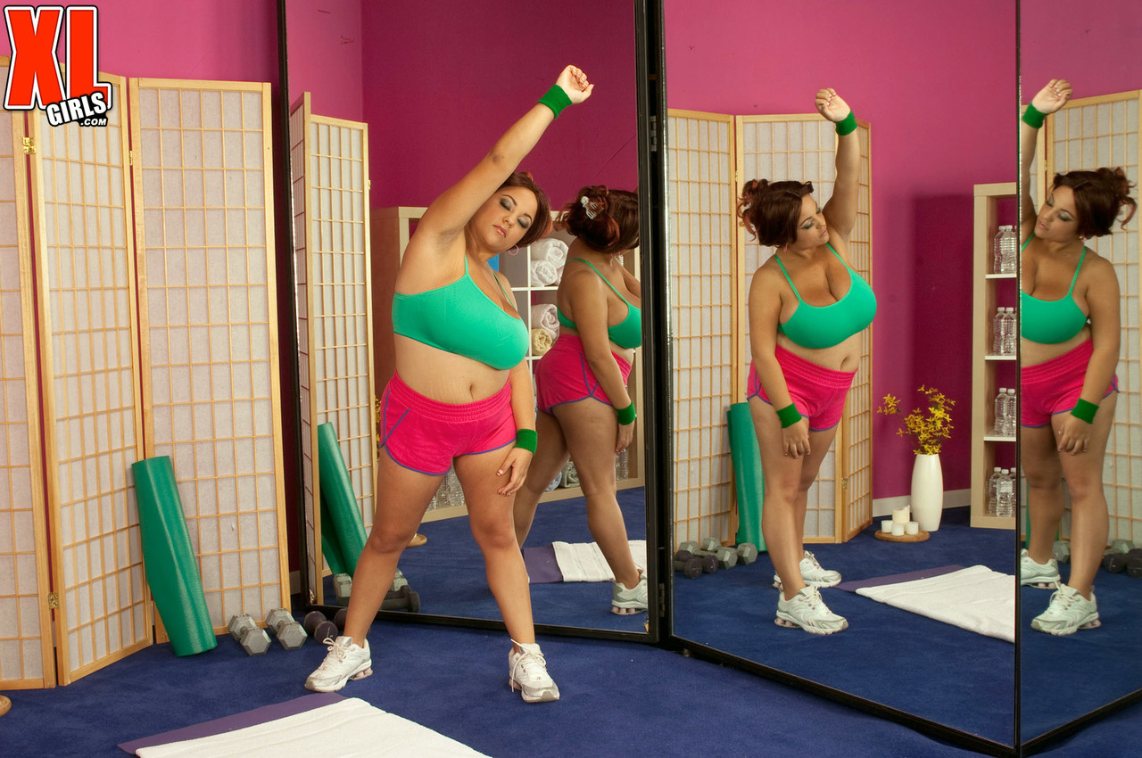 拉丁裸女巨乳挑逗前運動性愛