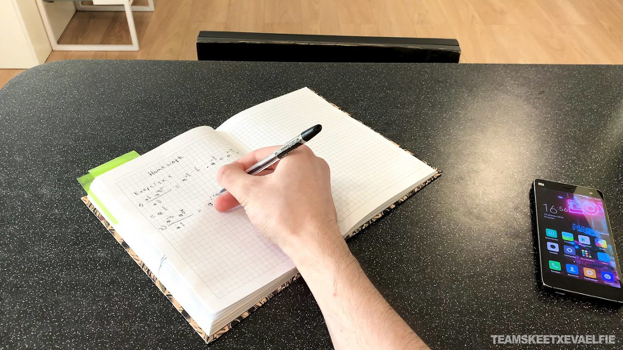 किशोर पोर्नस्टार एवा एल्फी धीरे-धीरे घुटने टेक कर सेन्सुअल ब्लोजॉब के लिए तैयार होती है