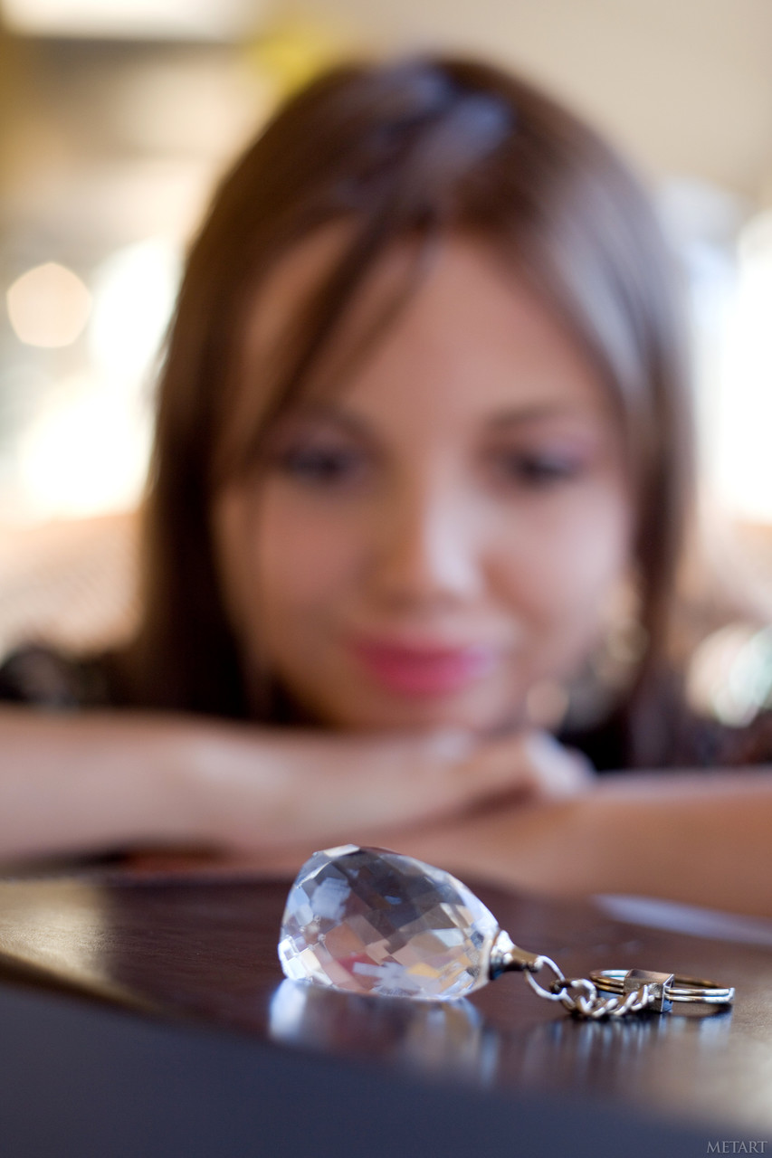 المراهقة الظريفة مايكيلا ا تكشف وتستعرض مهبلها بمفردها