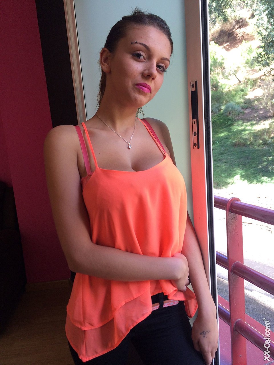 業餘褐髮女 Daniela Pechotes 炫耀多汁乳房與巨大乳頭