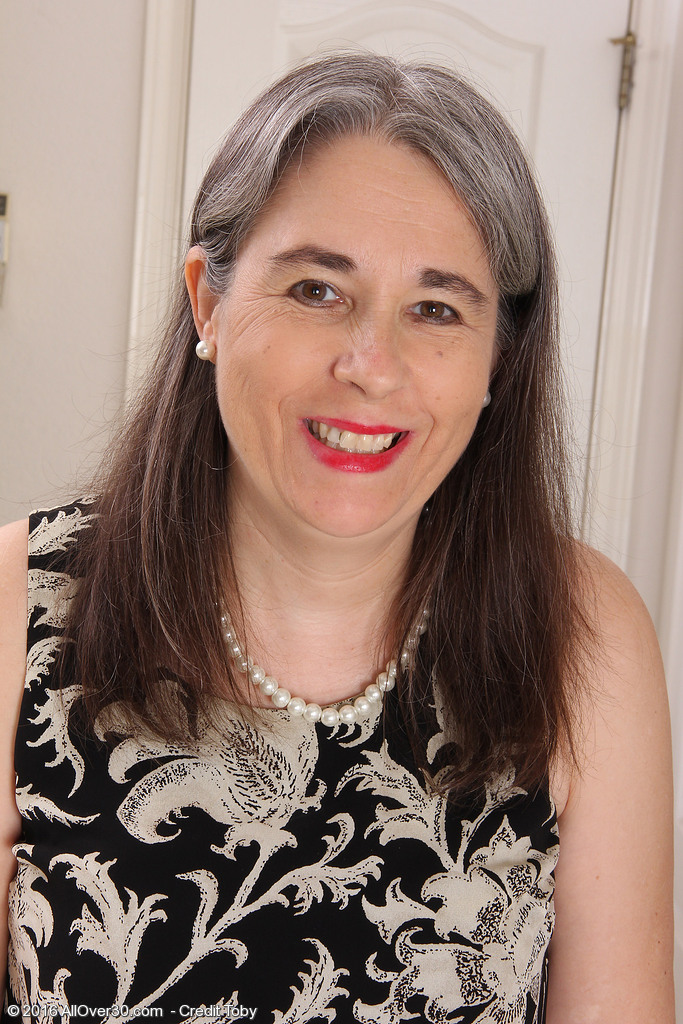 発情熟女オリビア・オレイが床で全裸で股を開き陰毛マンコを披露