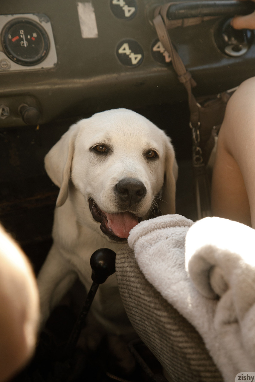 拉脱维亚业余美女索菲亚·奥尔洛娃穿火辣比基尼在海滩摆姿势