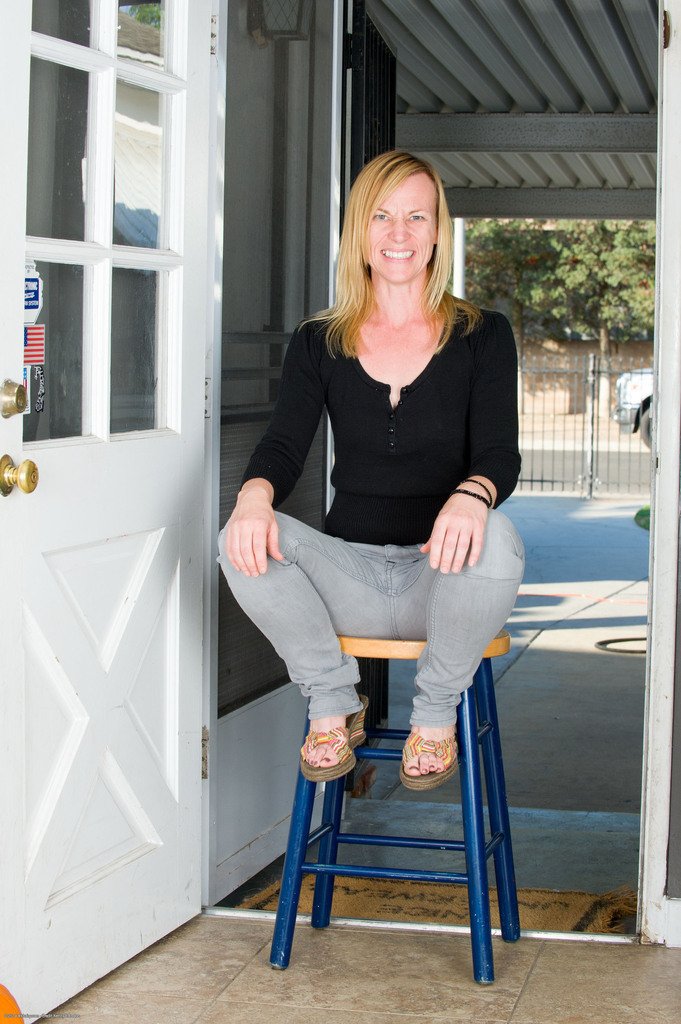 裸足の熟女コディ・ハンターがドア枠で服を脱ぐ