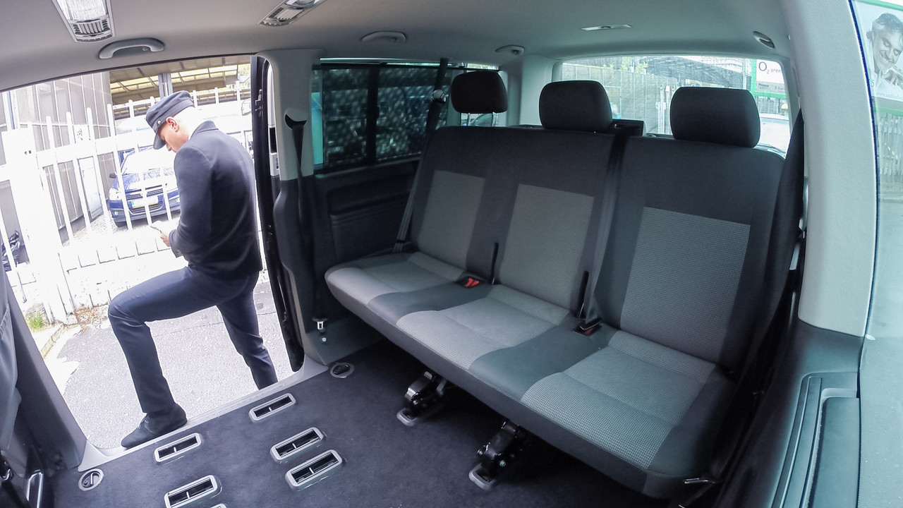 الشقراء الصغيرة اللطيفة تُنكح على المقعد الخلفي من قبل أبيها بالزنا المُثير قبل المدرسة