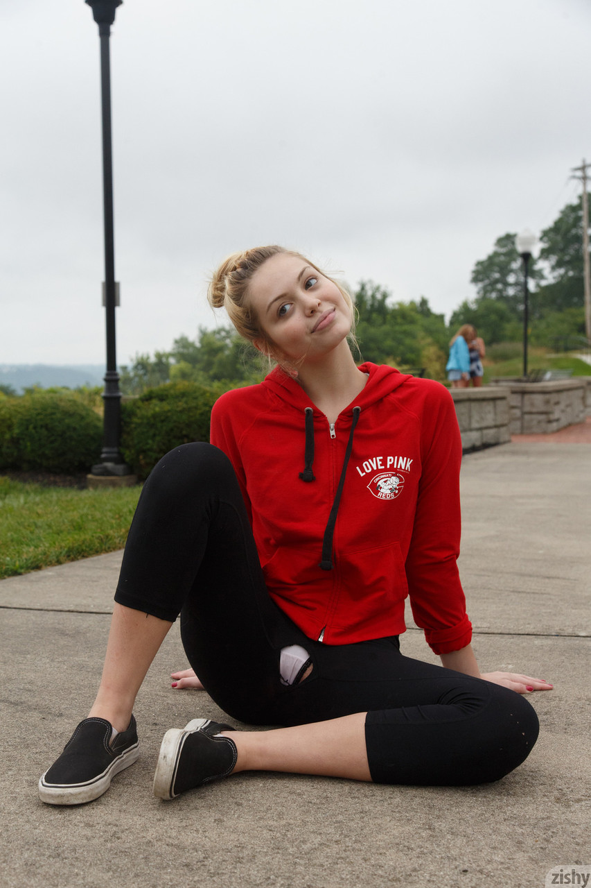 Adorável Namorada Gia Strachen Mostrando Pequenos Seios Belo Traseiro E Boceta