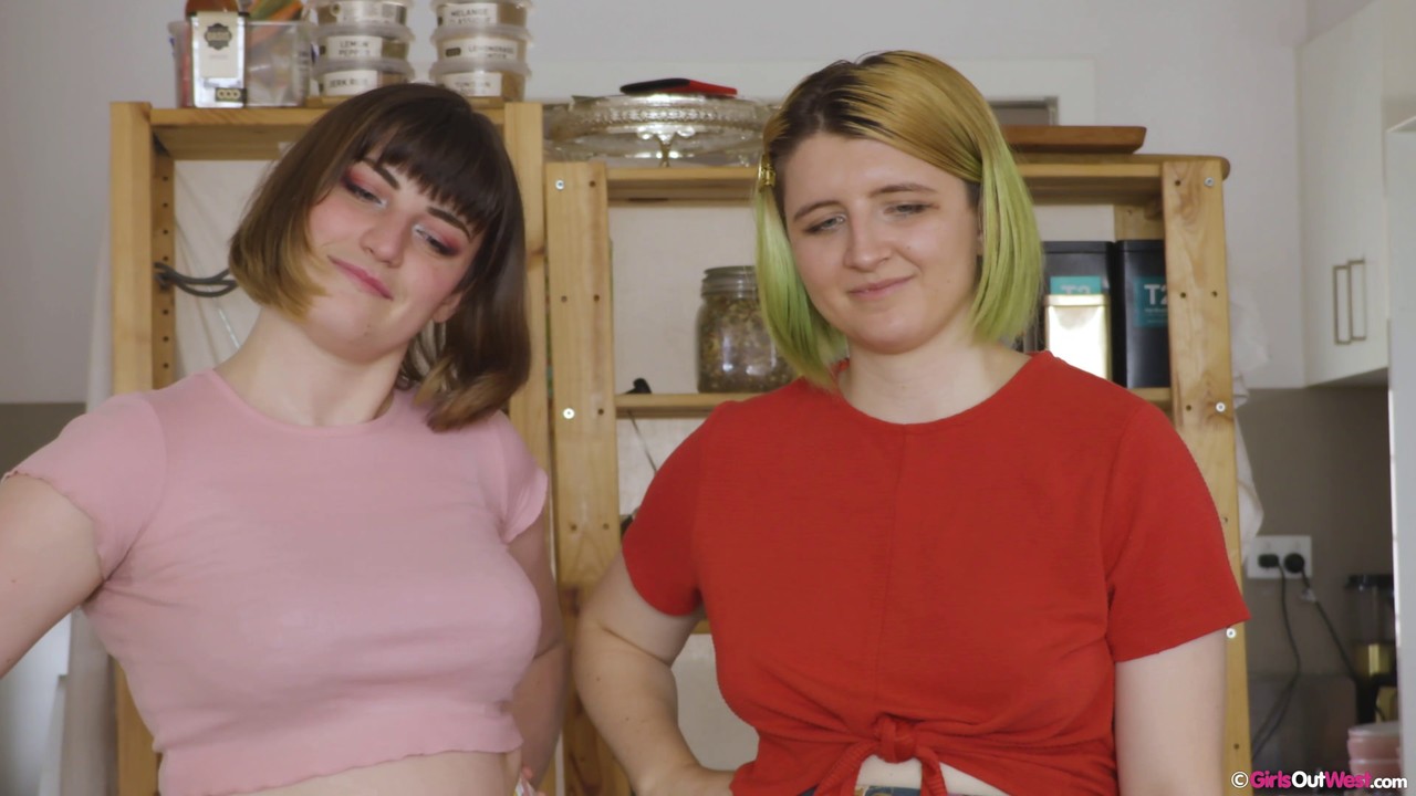 露西Q和女友们打台球的蕾丝三人行