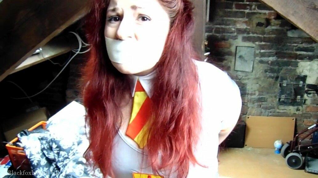 Mada Rose Luta De Bondage Com Cordas Amordacada Ruiva BBW