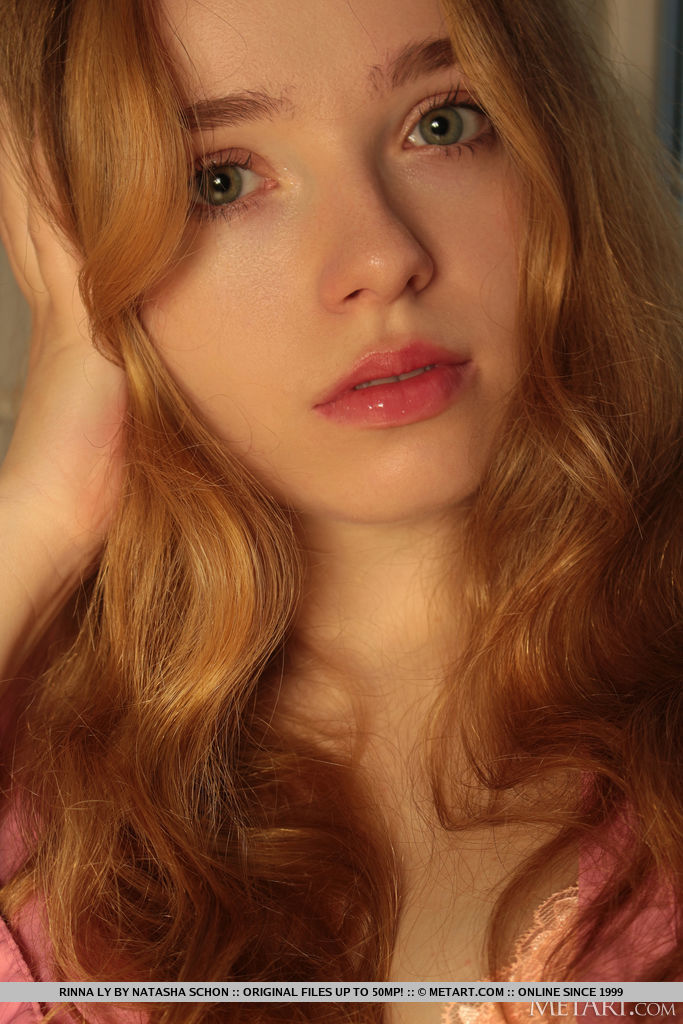 若い赤毛のリンナ・ライがハイヒールで誘惑的なヌードポーズを取る