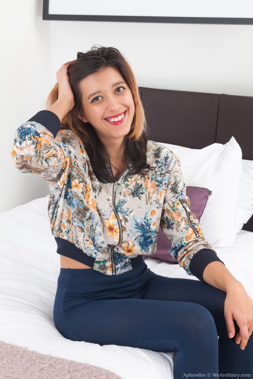 业余女孩脱掉瑜伽裤展示她的阴部