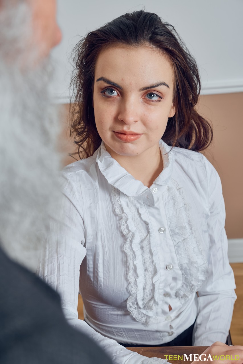 Schlanke Teen Milana Witch Von Ihrem Alten Lehrer Gefickt Und Ins Gesicht Gespritzt