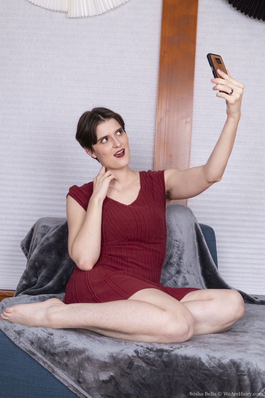 ソシャ・ベル、ショートヘアーのアマチュアママ、毛深い腋とおまんこをフラッシュ