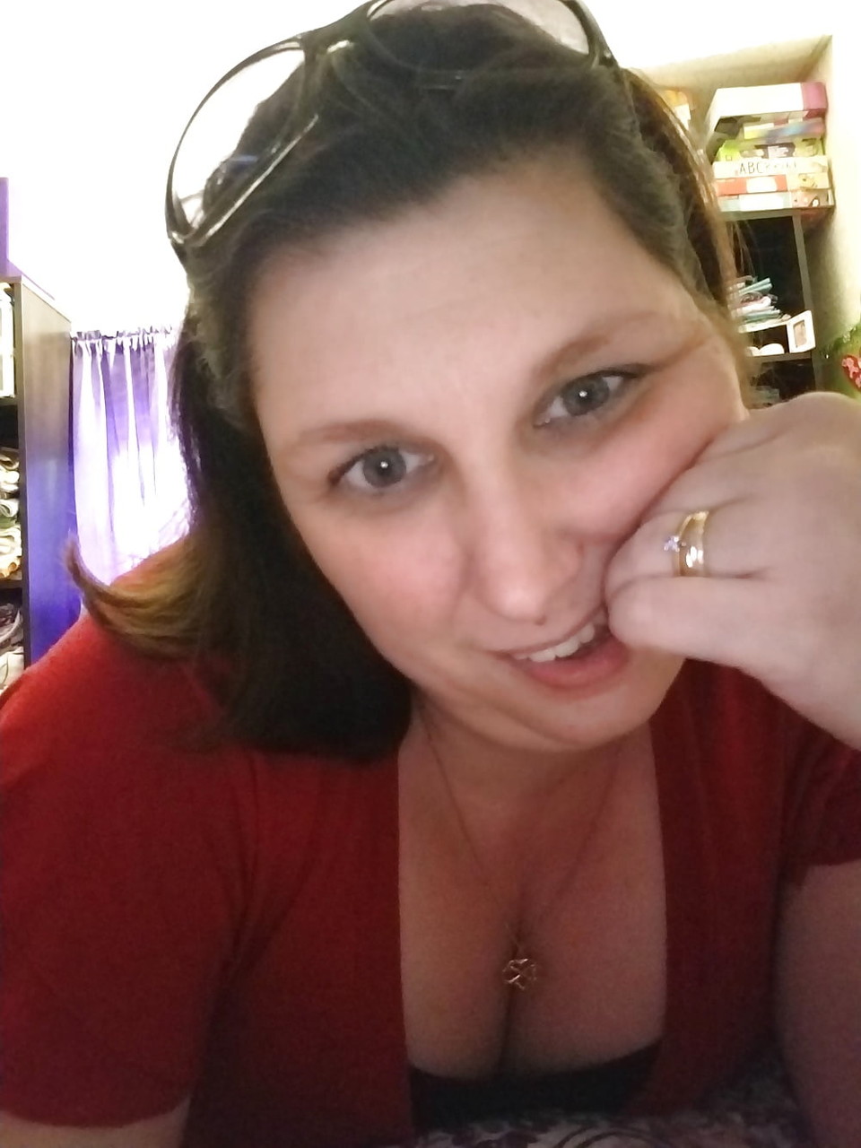 Chubby Brunette Amateur Richelle Ryan Flaunts Her Cleavage At Home