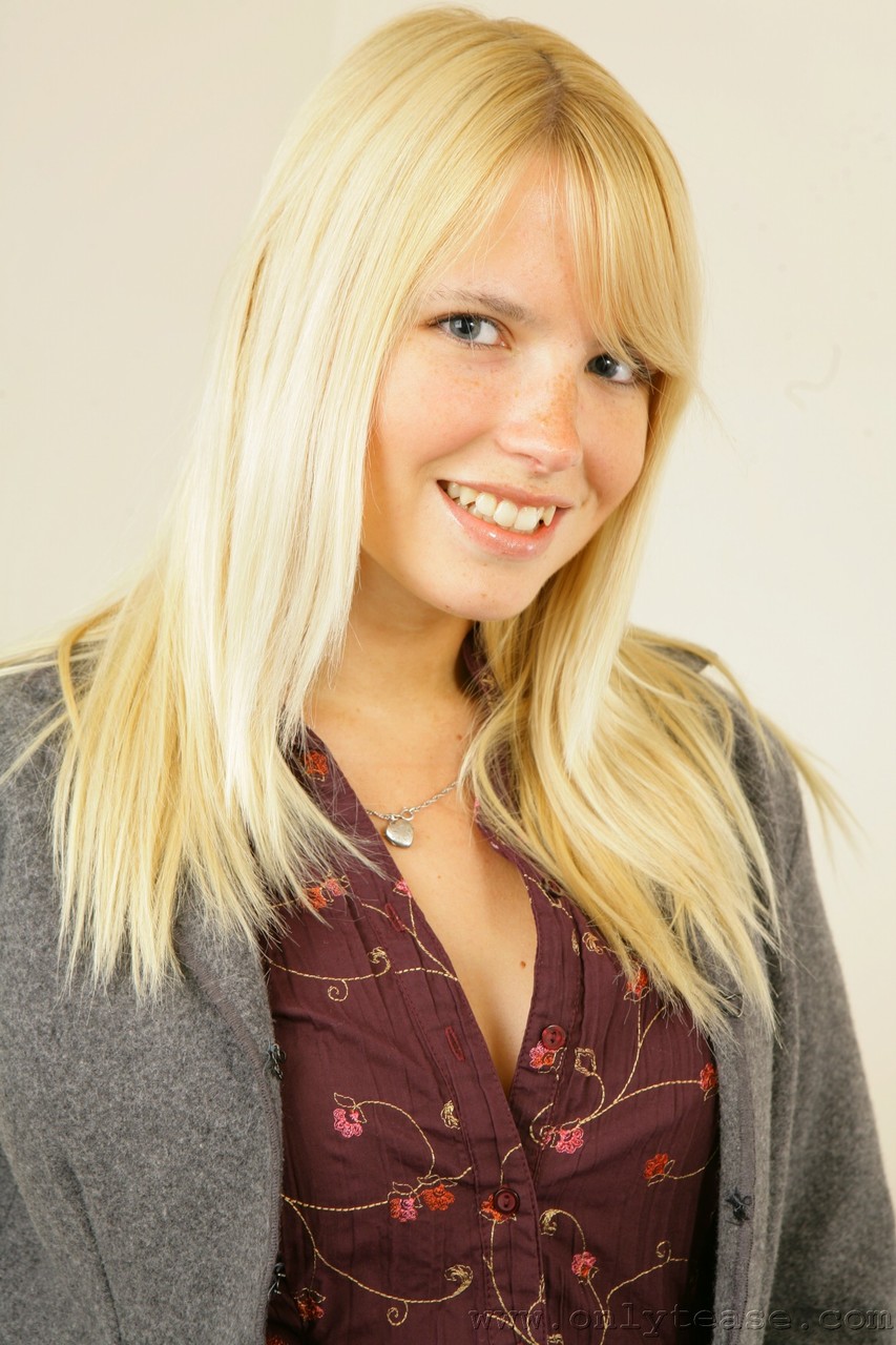 ローレン・ハーリーがポルノギャラリーでパフォーマンスする