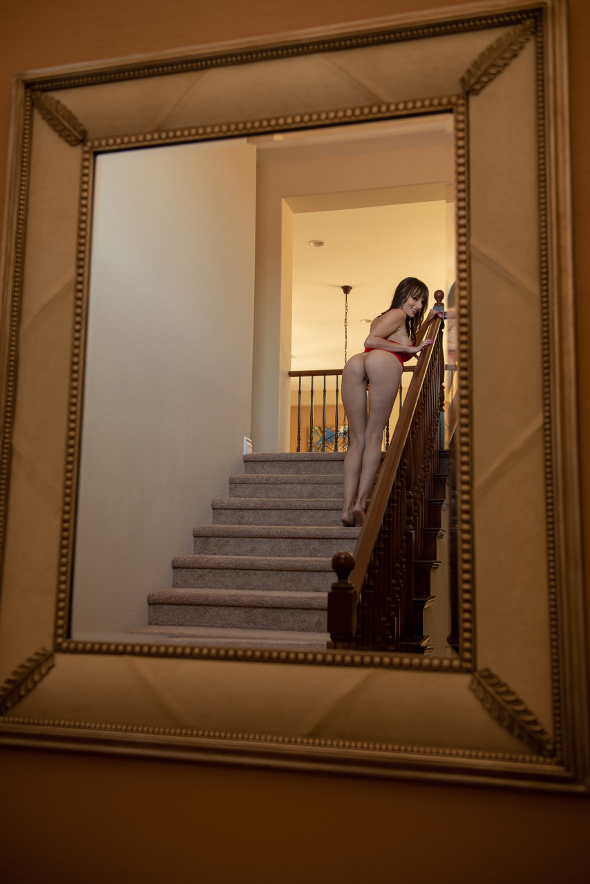 レクシー・ルナが彼女の大きな偽の胸と引き締まったアメリカのお尻をシャワーする