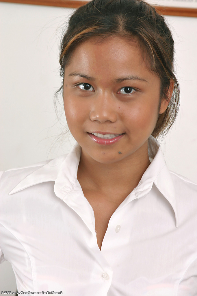 アマチュアアジアンベイビーがスクールガール服を脱いだ後の小さな十代の胸