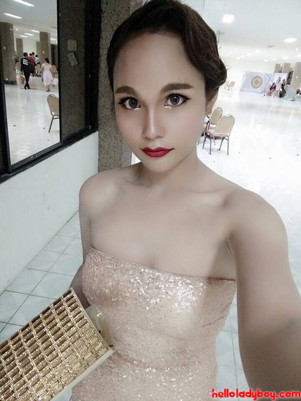 أيومي تتصوّر في ملابس داخلية مثيرة وإطلالات في عرض سولو ليدي بوي آسيوي