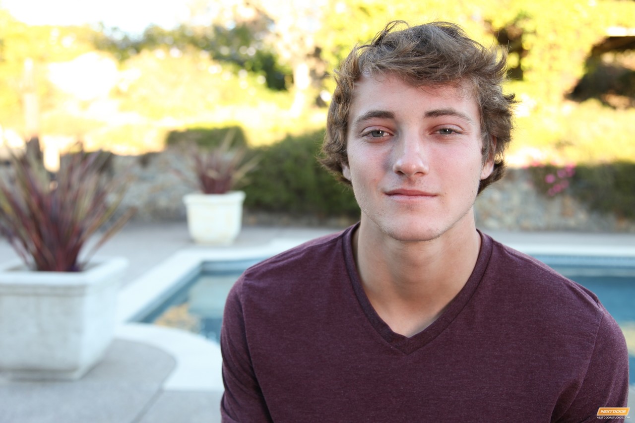 एथलेटिक ट्विंक केन रिले अपना बड़ा लंड दिखाता है