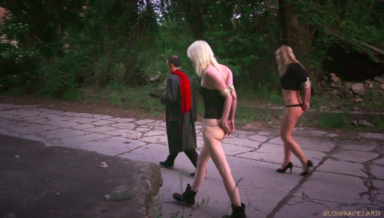 BDSM सेक्स दासों ने कोड़े के बाद हैंडलर को डबल ब्लोजॉब दिया