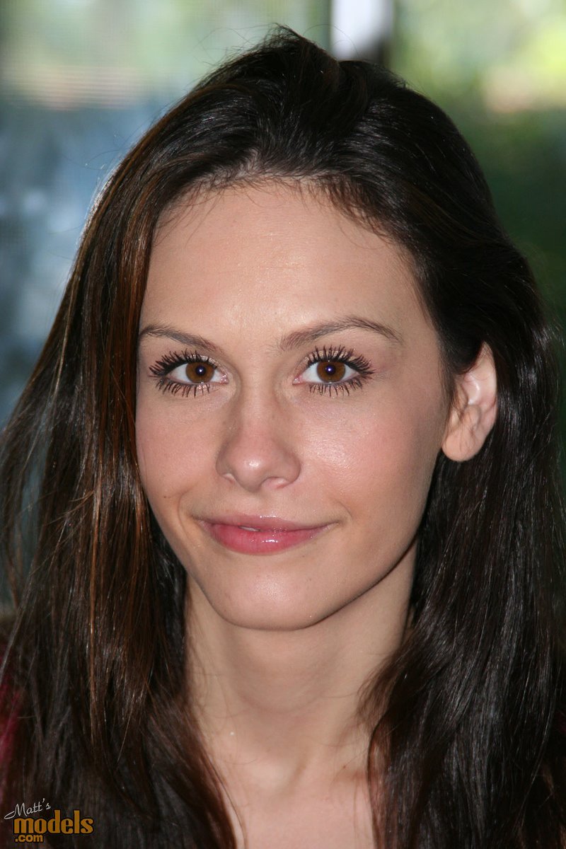 मिया कपड़े उतारने के बाद अपनी योनि में उंगली करती है