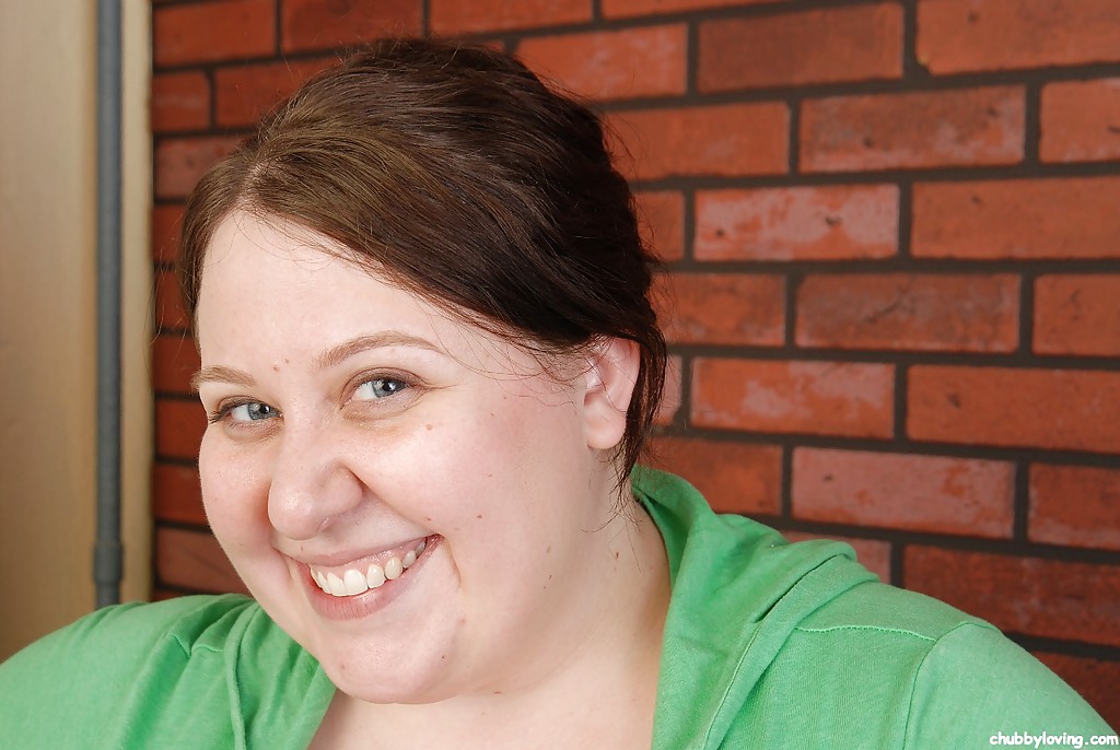 ぽっちゃり娘がヨガ後にドレスを脱ぐ