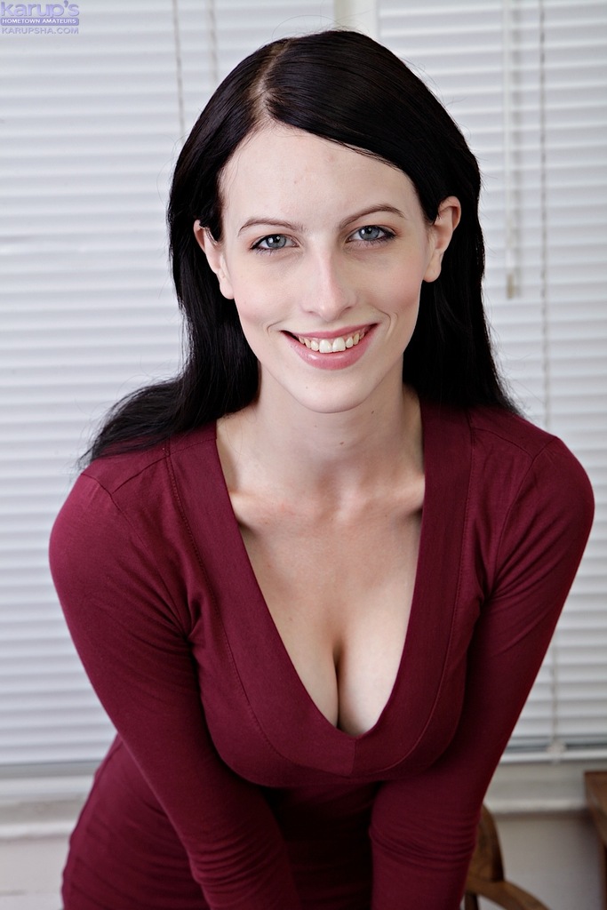 المراهقة العارية أليكس تفتح كسها المشعر بعد خلع ملابسها