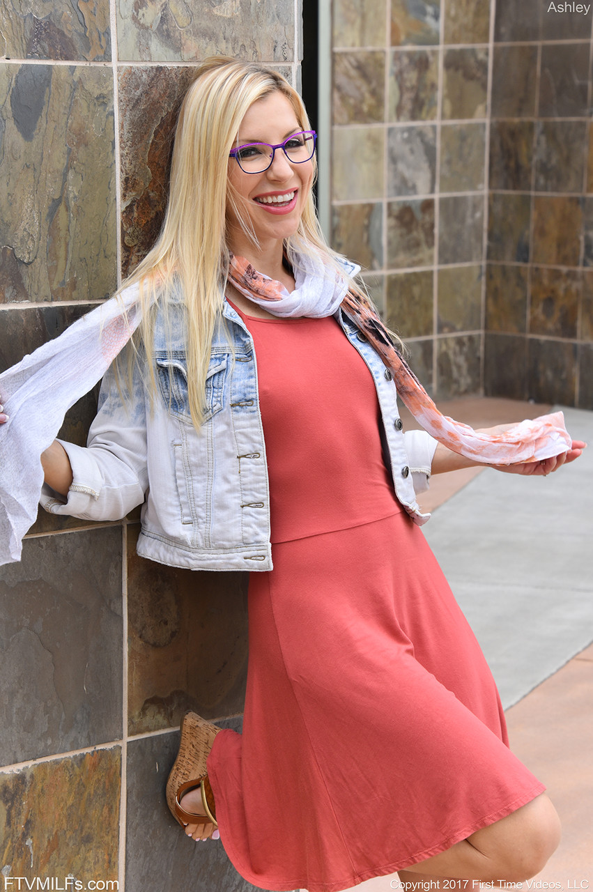 アウトドア・アシュリー：グラマラスな金髮熟女が乳房と秘部を露出