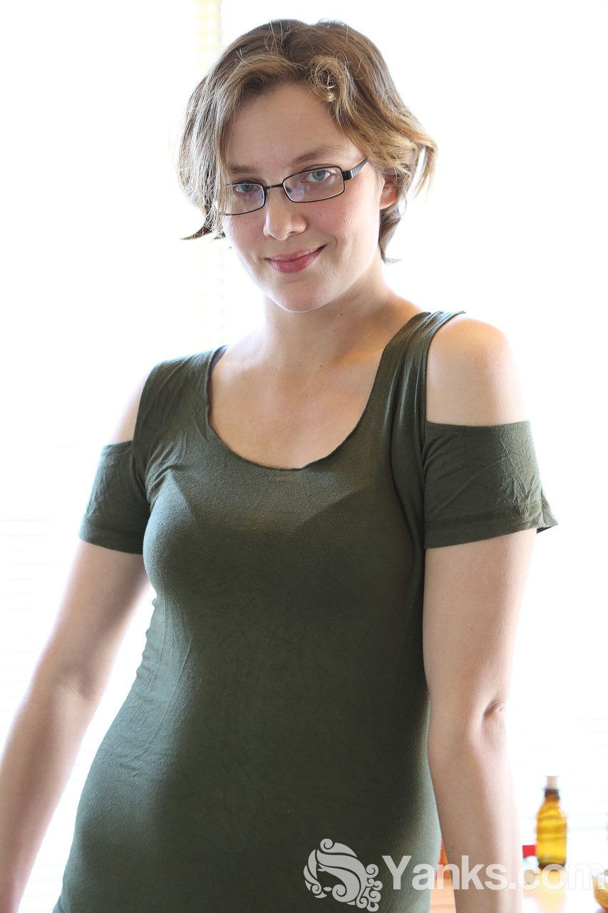 إيمي تتعرى على المكتب وتظهر حلماتها الوردية وهي ترتدي نظارات