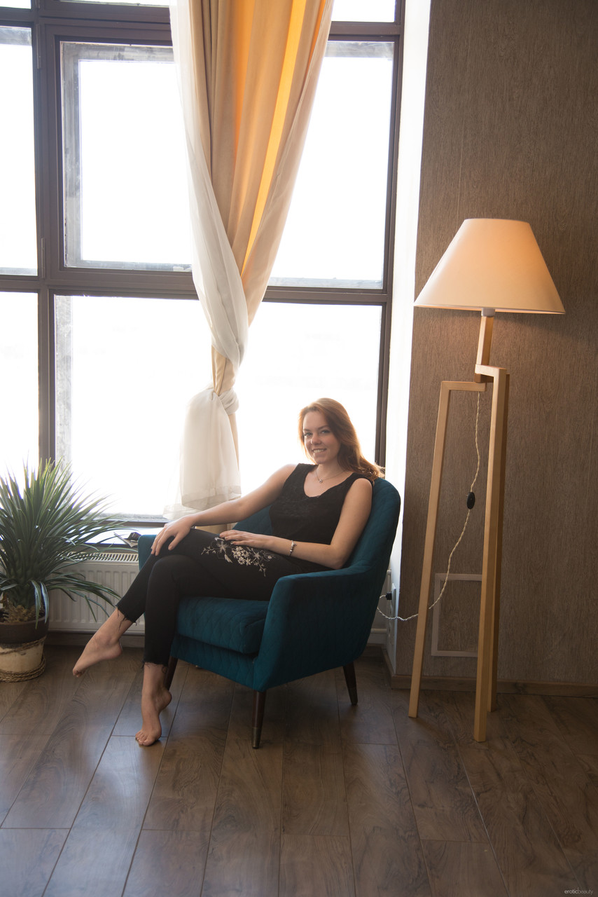 कैंडी रेड हॉट गैलरी इरोटिक सौंदर्य प्रस्तुत करती है