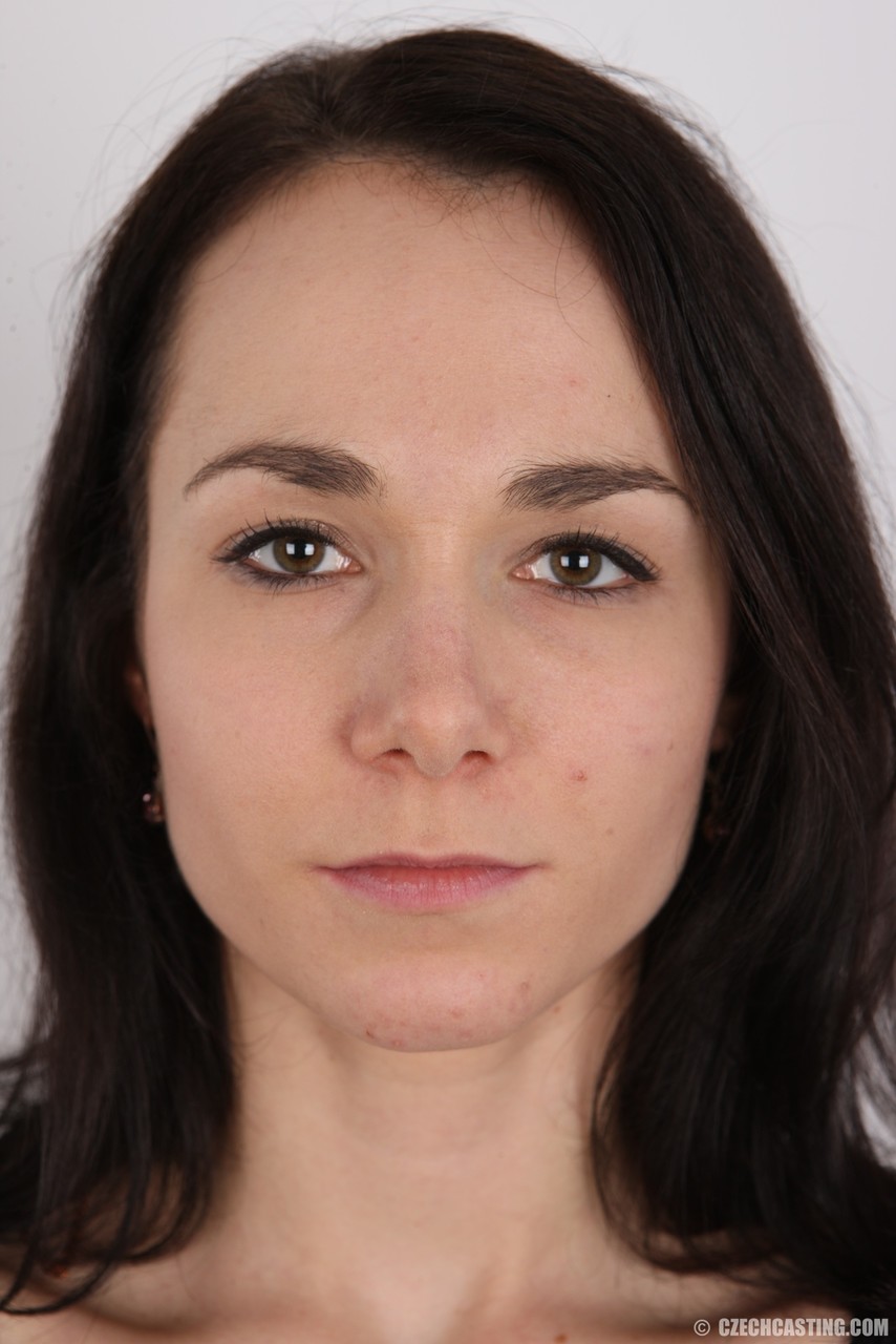 ظهور عارٍ لكريستينا ذات الشعر الداكن