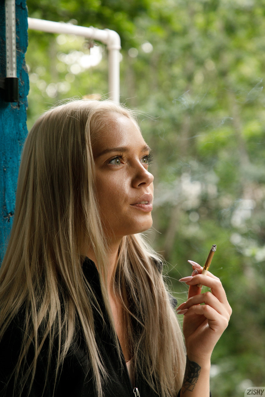 प्यारी किशोरी कात्या नेस्टेरोवा अपने सुंदर स्तन और गर्म चूतड़ दिखाती है