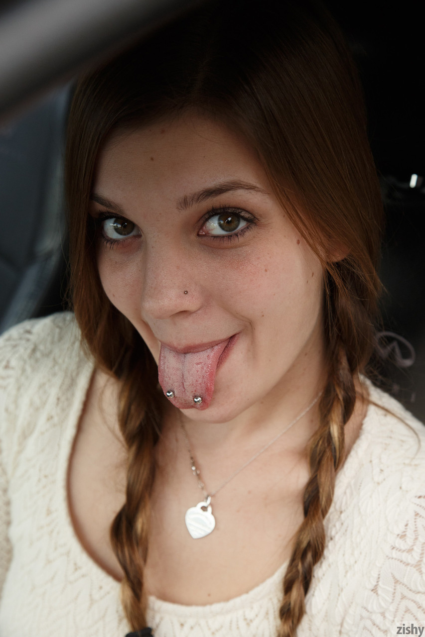 المراهقة الأمريكية أوبري سنو تتعري وتمد جسدها عارية على السرير