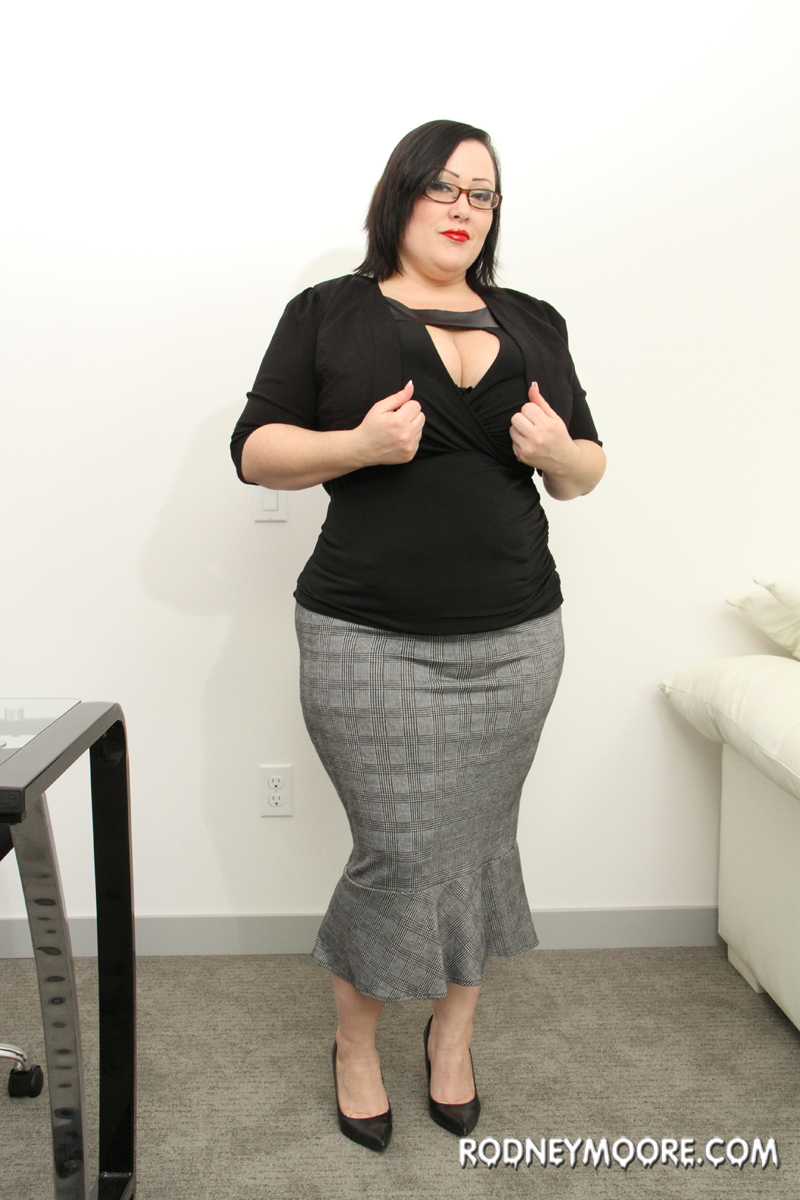 素人マイルフ バニー・デ・ラ・クルーズ が服を脱ぎ巨乳を披露