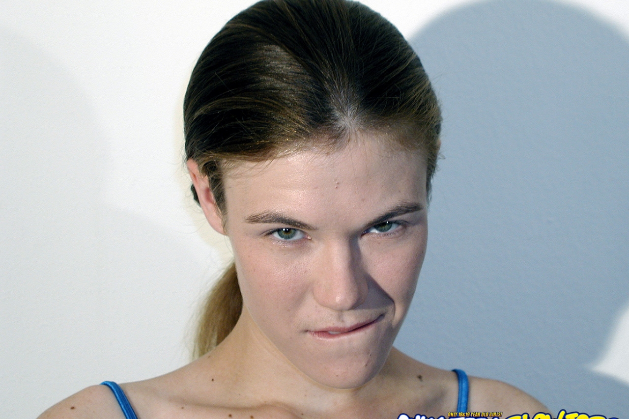 दुबली मेलिसा ऐशले अपने सौतेले बेटे को हस्तमैथुन करते हुए अपने मुंह में स्खलित होने देती है