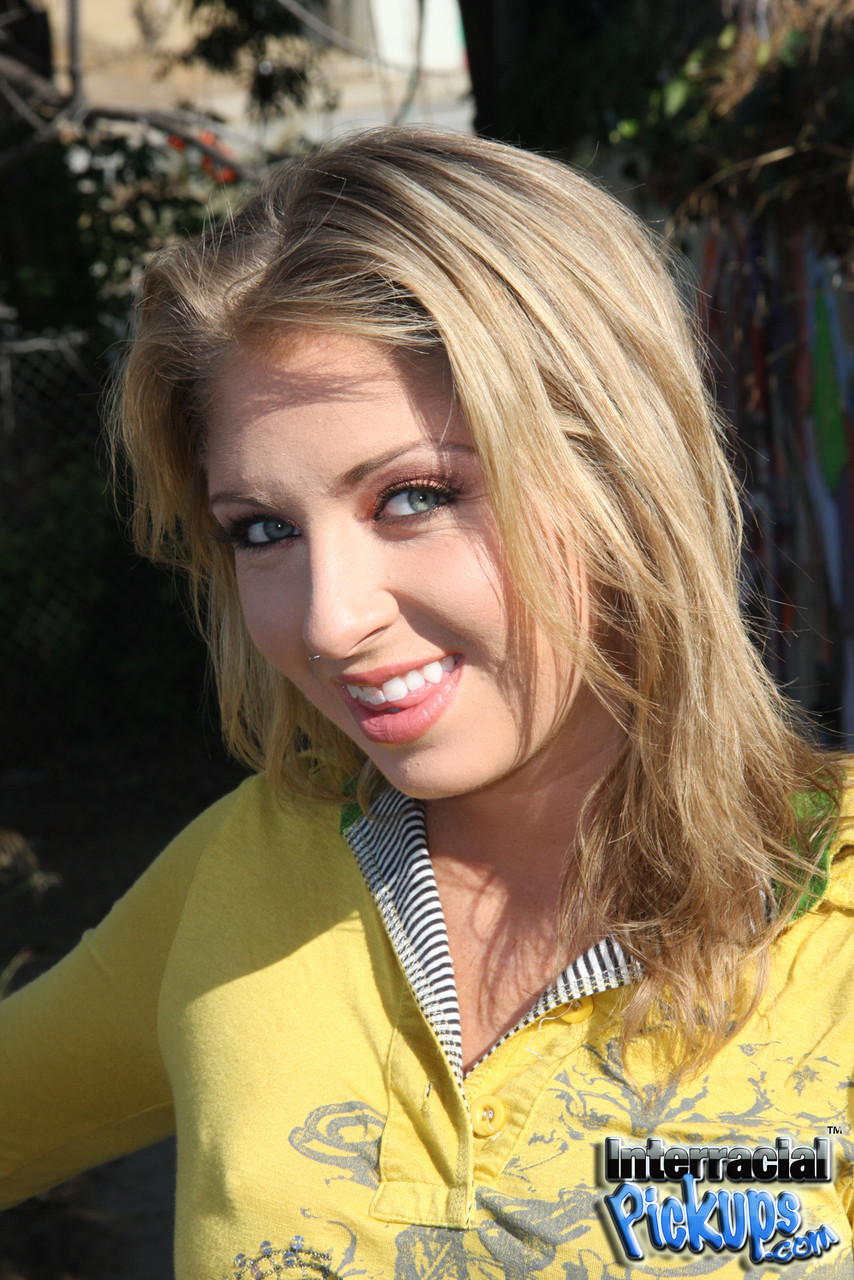 巨大黑色鸡巴的摄影师与苗条金发女郎Jaelyn Fox的阴道进行性交