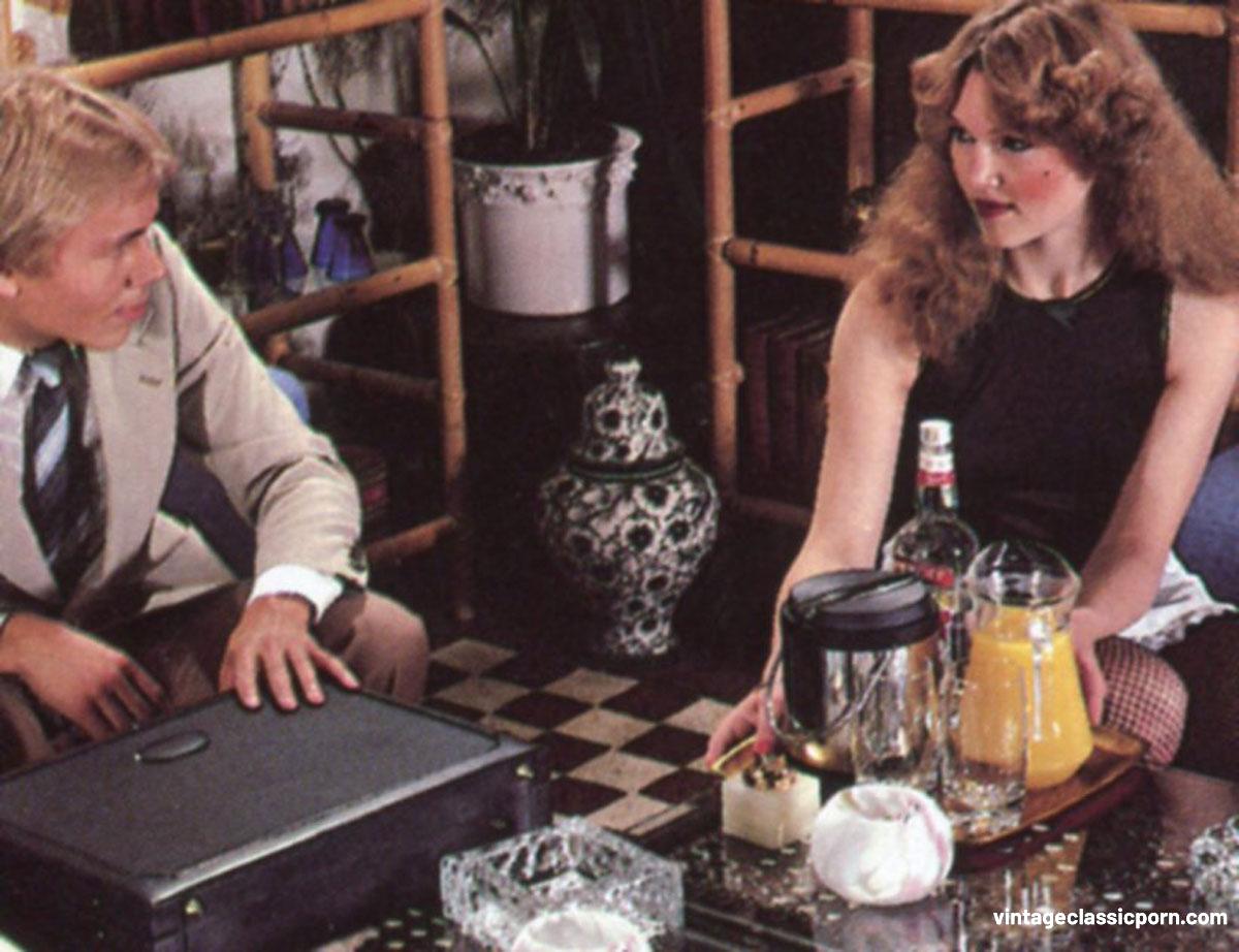 विंटेज थ्रीसम विद हॉट ब्रुनेट दो सज्जनों द्वारा चोदा गया