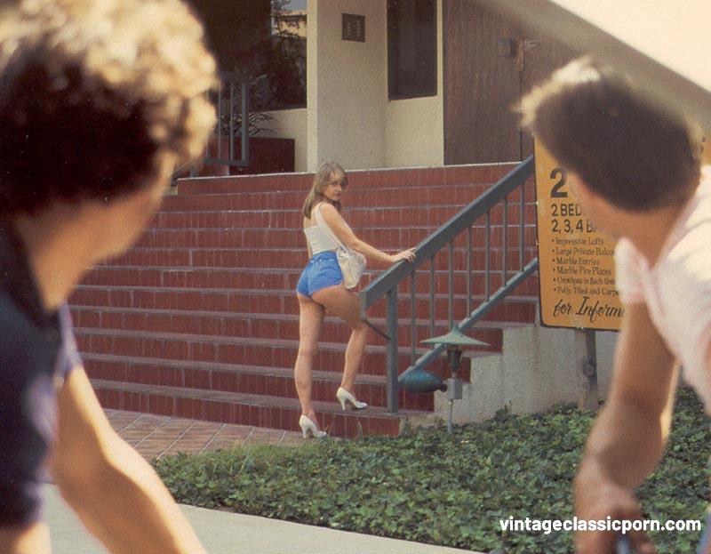 复古三人行：毛茸茸的女学生被两名同学操