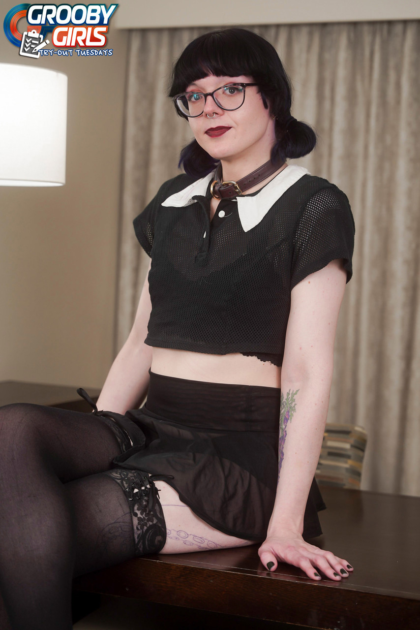 アリッサ・デ・ヴィル: メガネをかけた黒髪のニューハーフが硬いチンポを露出