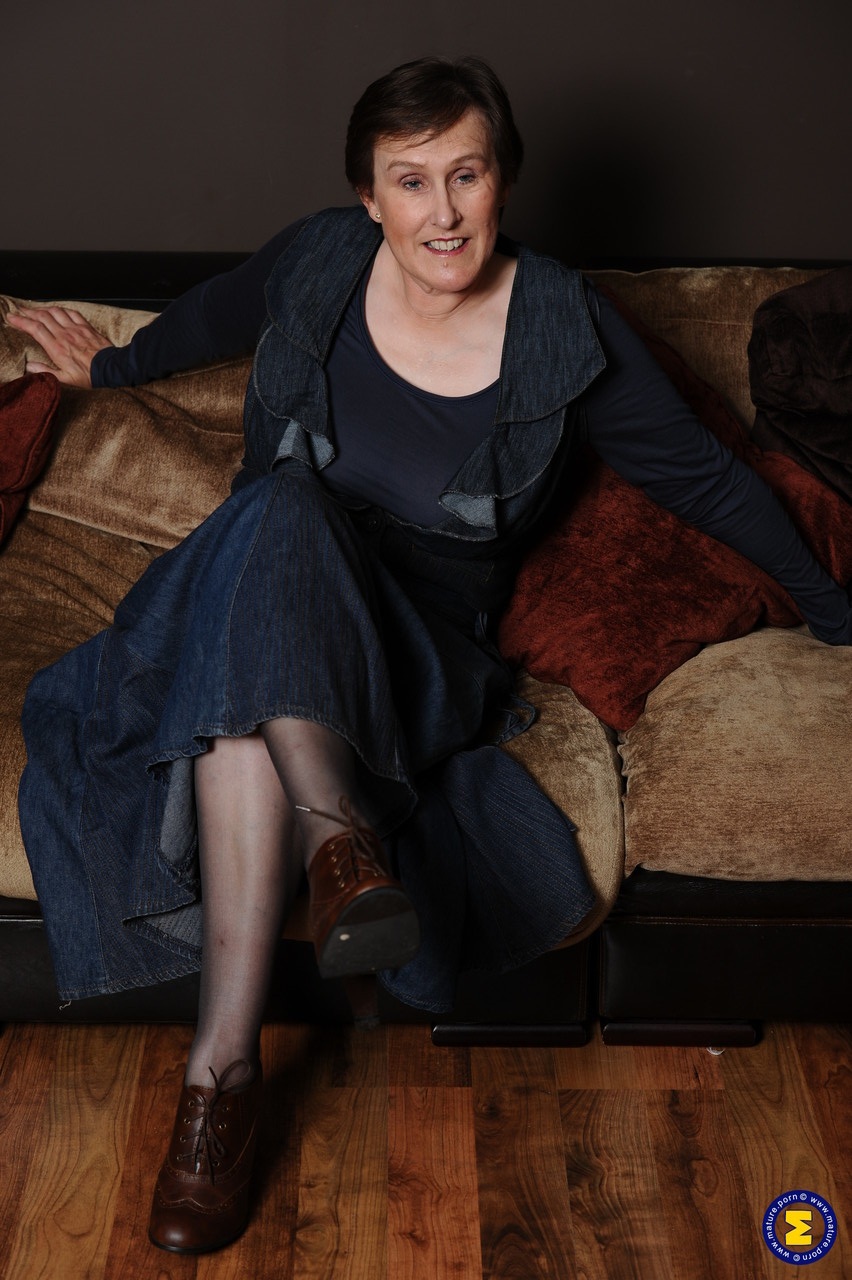 Reife Schlampe Allison Mit Großen Brüsten Fickt Sich Selbst Mit Dildo In Strümpfen