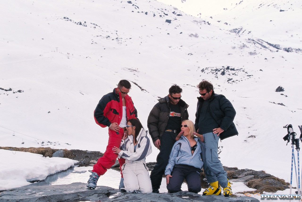 欧洲熟女吉娜金发和处女凡妮莎在群交中被干屁股