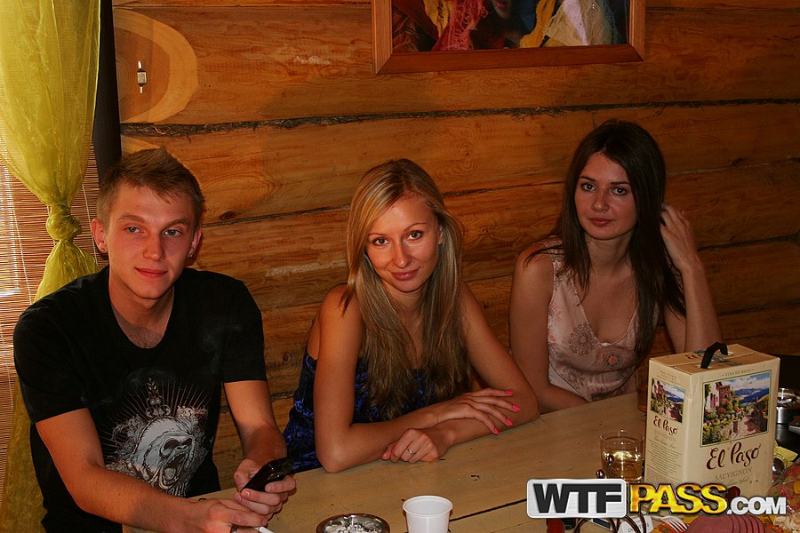 طلاب الجامعات يمارسون الجماع الجماعي القاسي في كوخ خشبي