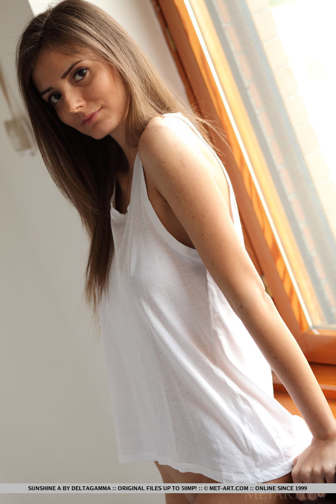 Heißes Teenie-Sonnenschein Zieht Weiße Dessous Aus Für Nahaufnahme Der Glatten Muschi