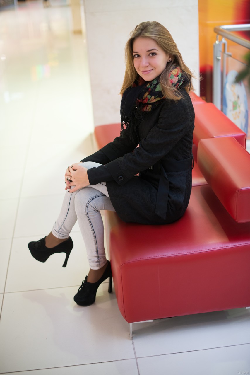 Yani A 脫到只剩襪子 露出嬌小性感的小麥色身軀