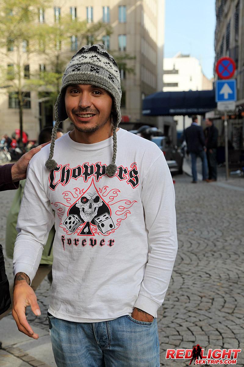 Jung Aussehende Prostituierte Nimmt Jungen Die Jungfräulichkeit Vor Seinem Vater