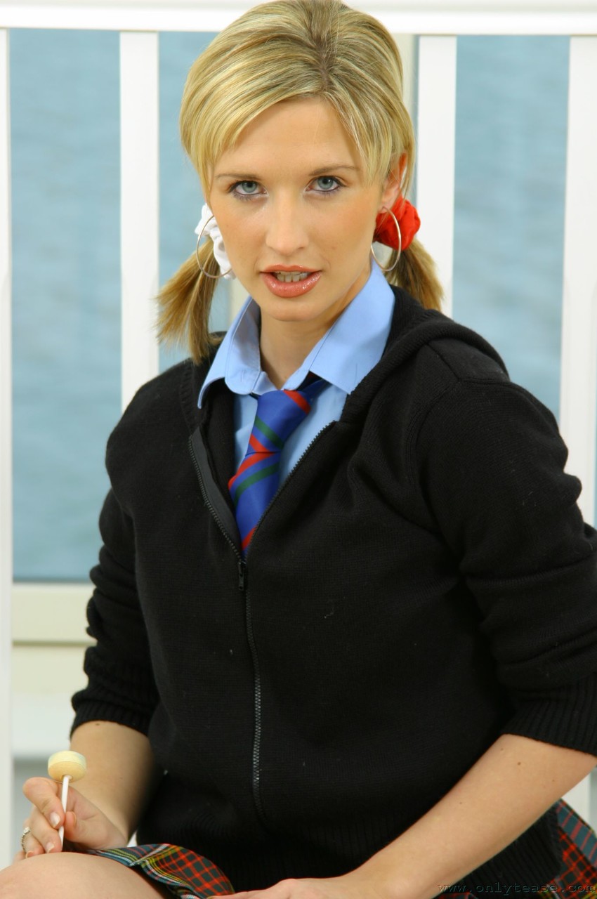 التلميذة المثيرة ليا تتخلص ببطء من الزي المدرسي وتتصور في ملابس داخلية بيضاء