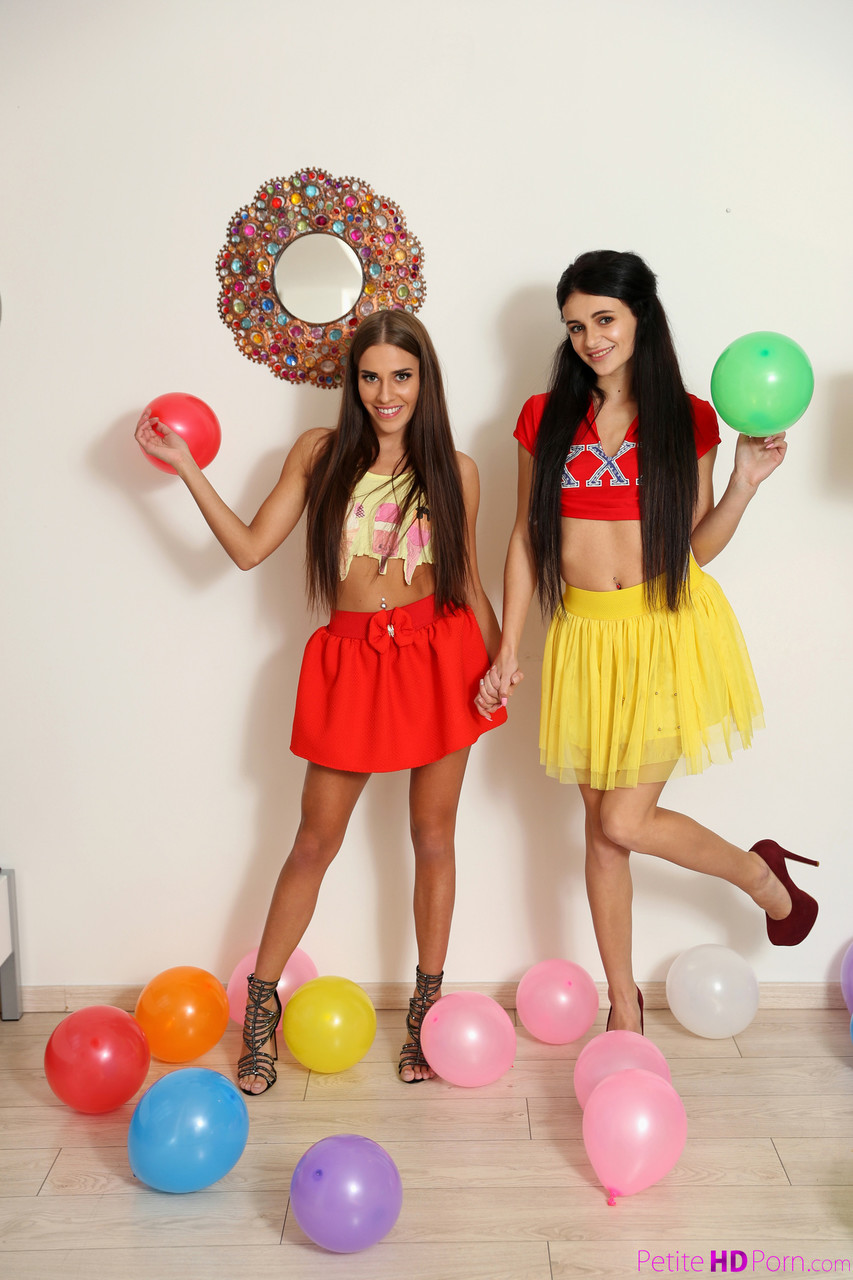 Lesbische Brünetten Evelin Und Kate Rich Lecken Sich Die Muschi