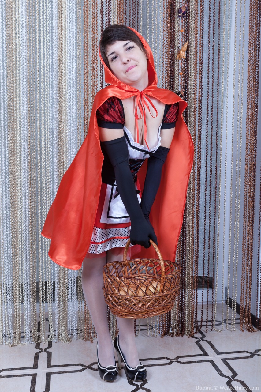 小红帽鲁比娜脱掉衣服和玩具她的毛穴