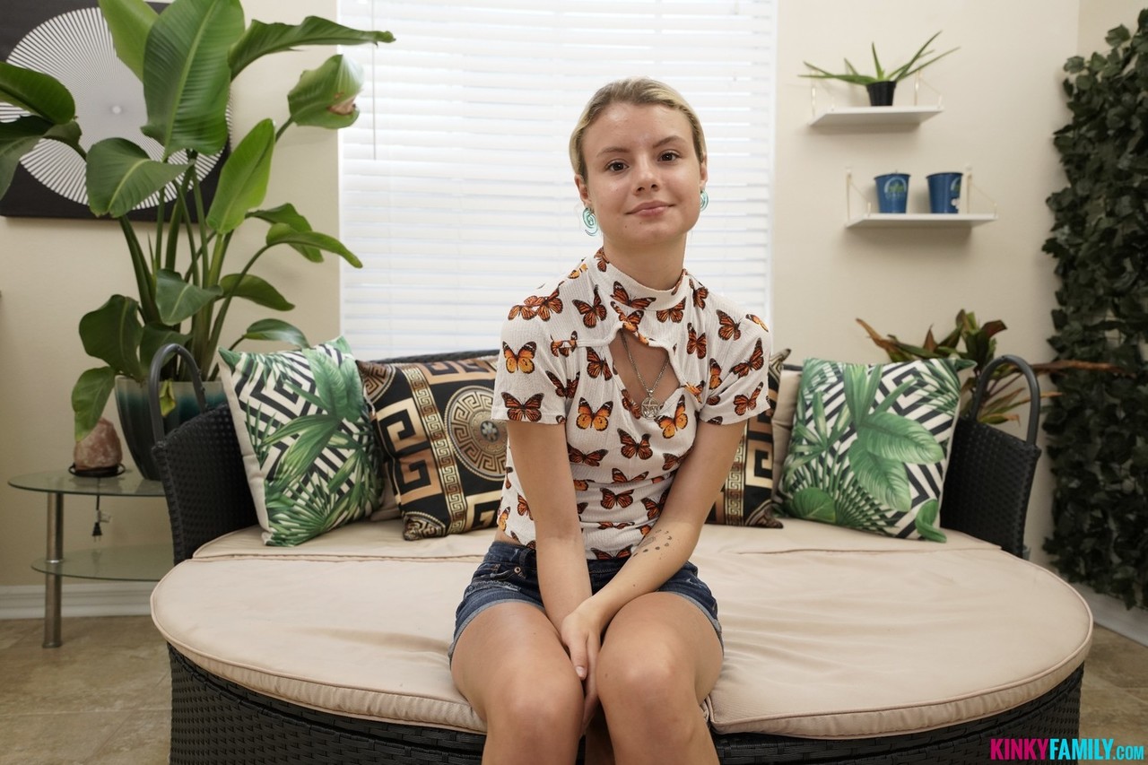 पेटाइट सुनहरे बालों वाली बिस्तर पर लंबे सफेद लिंग के साथ पीओवी सेक्स