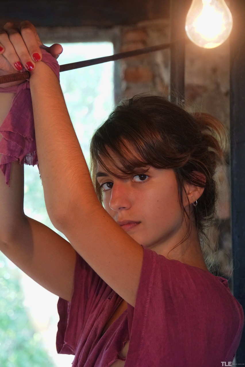 ティーンのウルスラBがお尻を披露し毛深いおまんこを触る