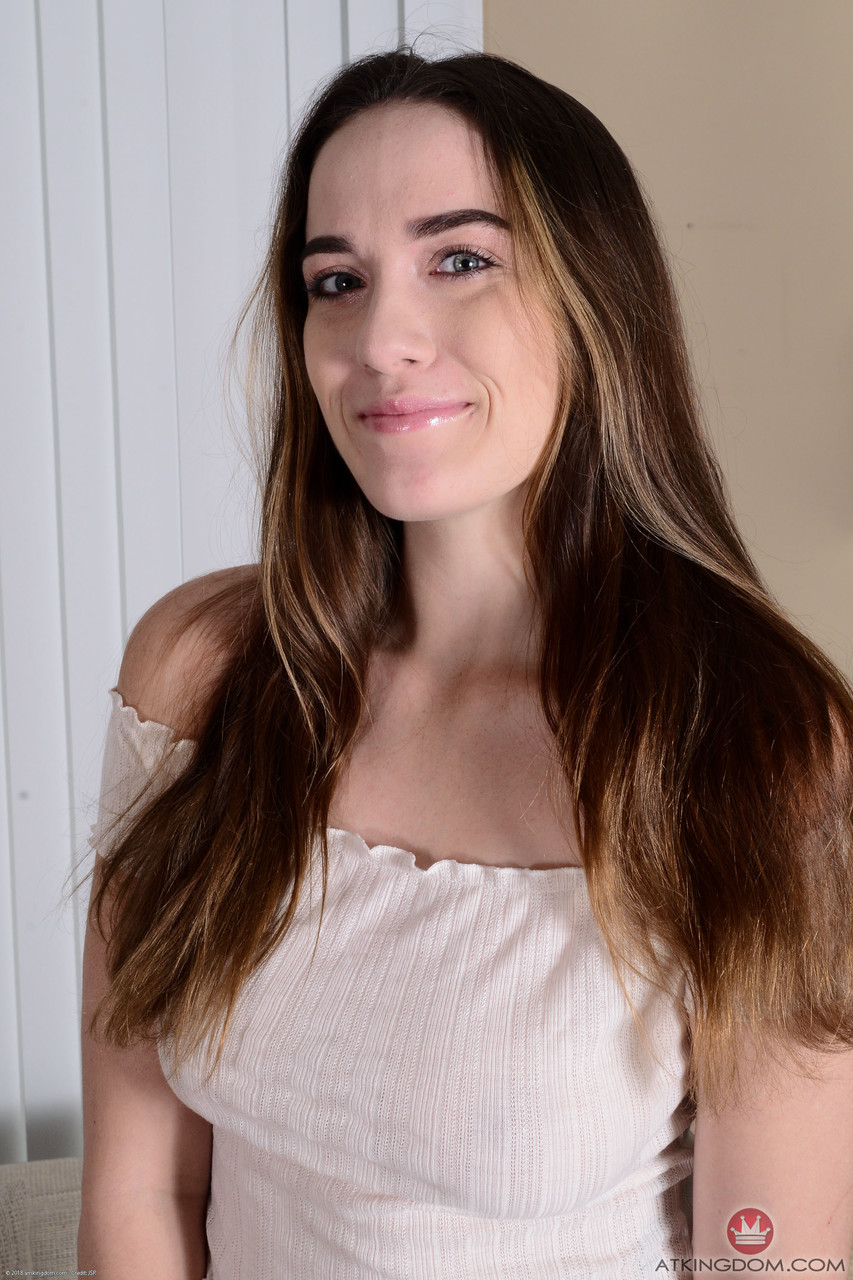 أوتوم بيل تعرض مؤخرتها الكبيرة وفتحاتها في مشهد منفرد